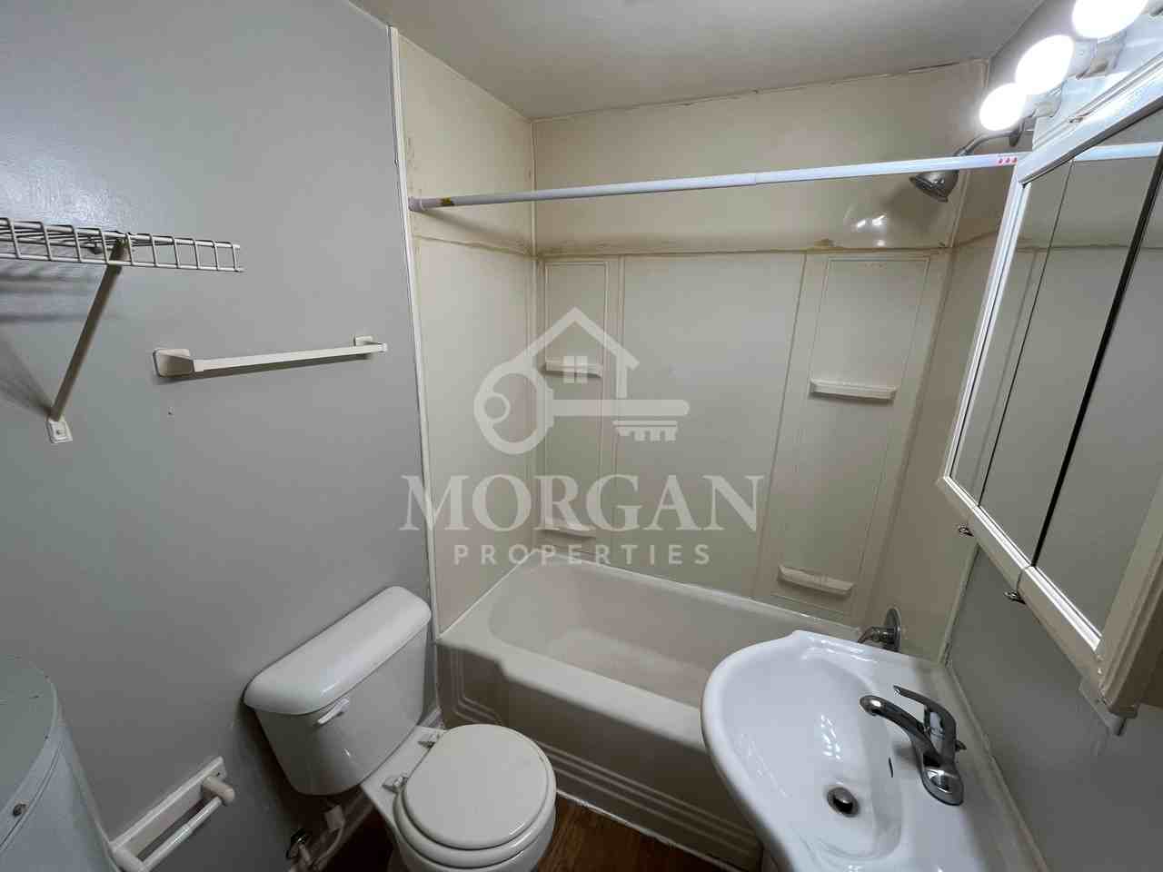 830 E 7th St - Photo 4 of 6