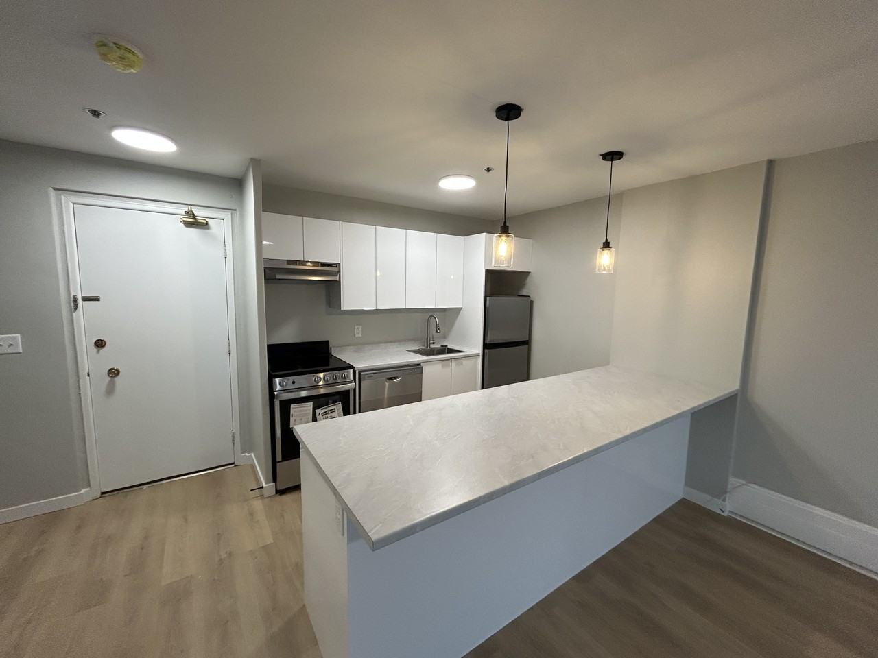 1585 - 1585 Oxford St. #102