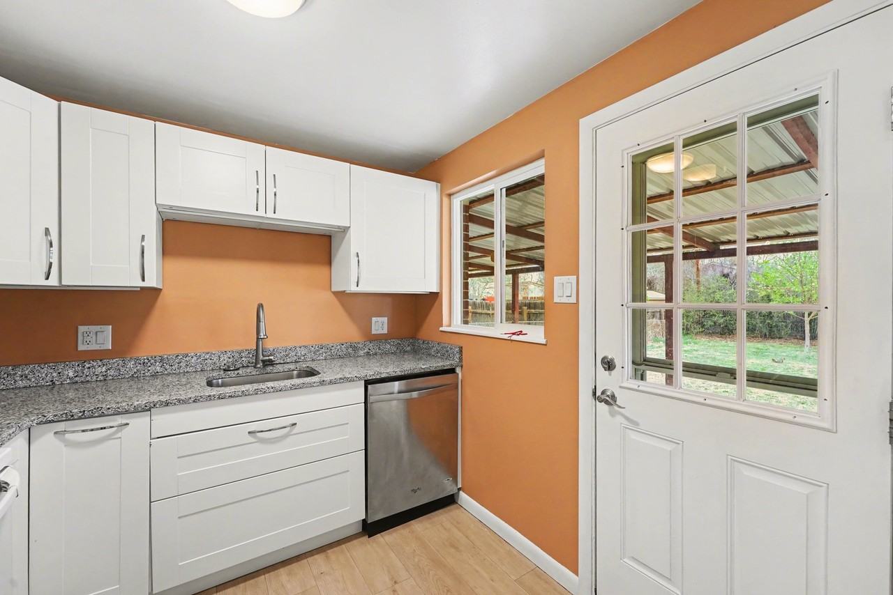 424 S Locust St #1 - Photo 3 of 10