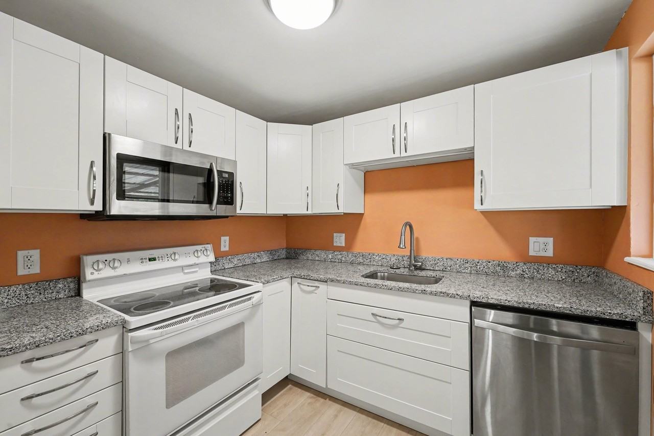 424 S Locust St #1 - Photo 4 of 10