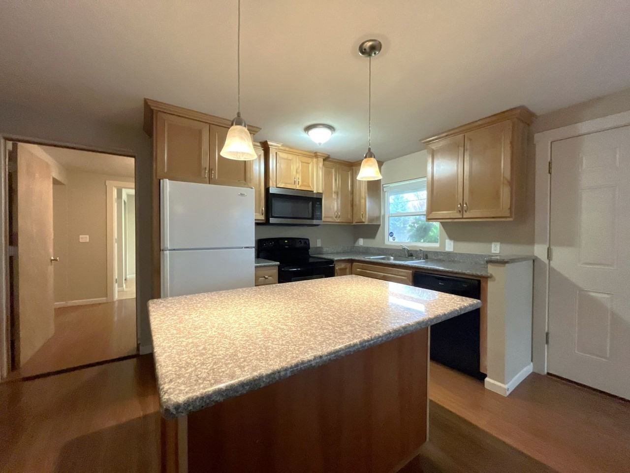 10434 Ne Wygant St - Photo 6 of 35