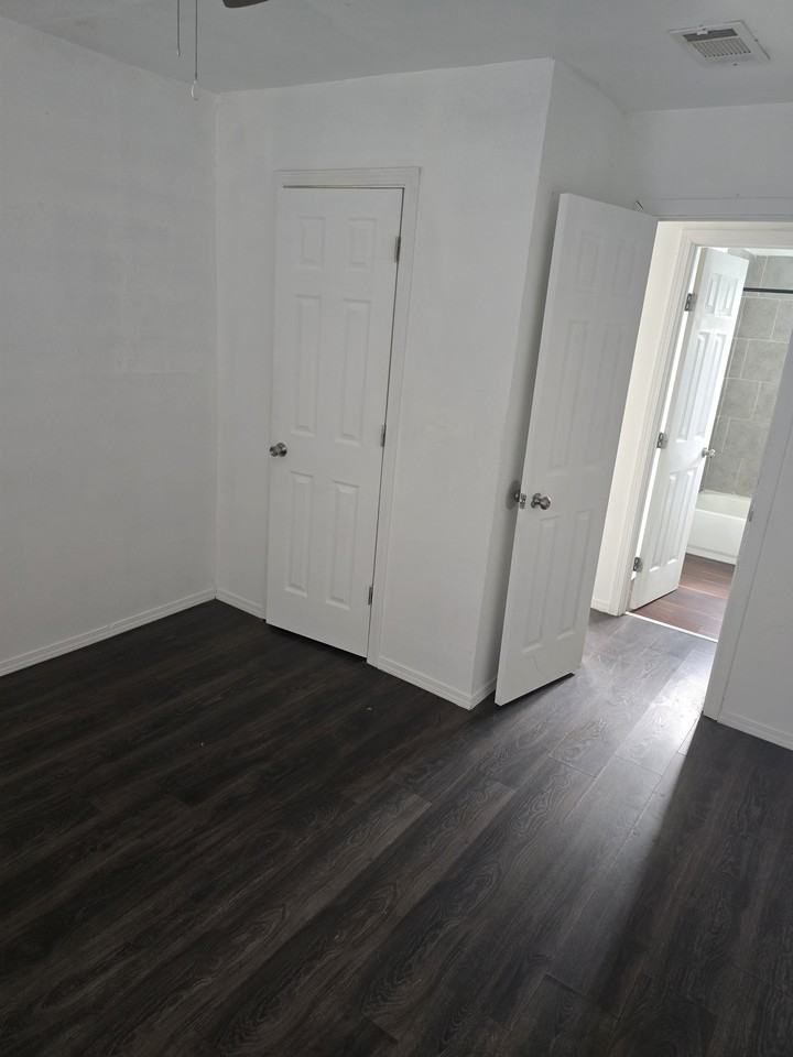 1209 N 10th St #4 - Photo 3 of 5