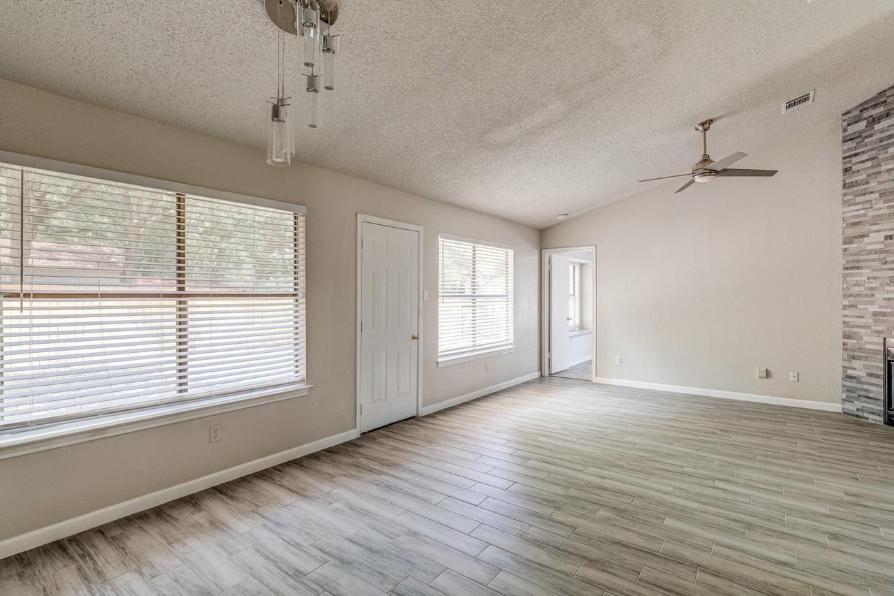 3401 Larkspur Way - Photo 3 of 9