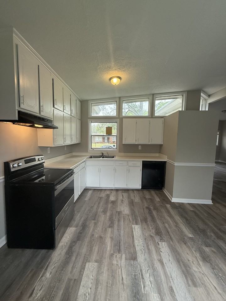 913 Daniel Cir #1 - Photo 3 of 10