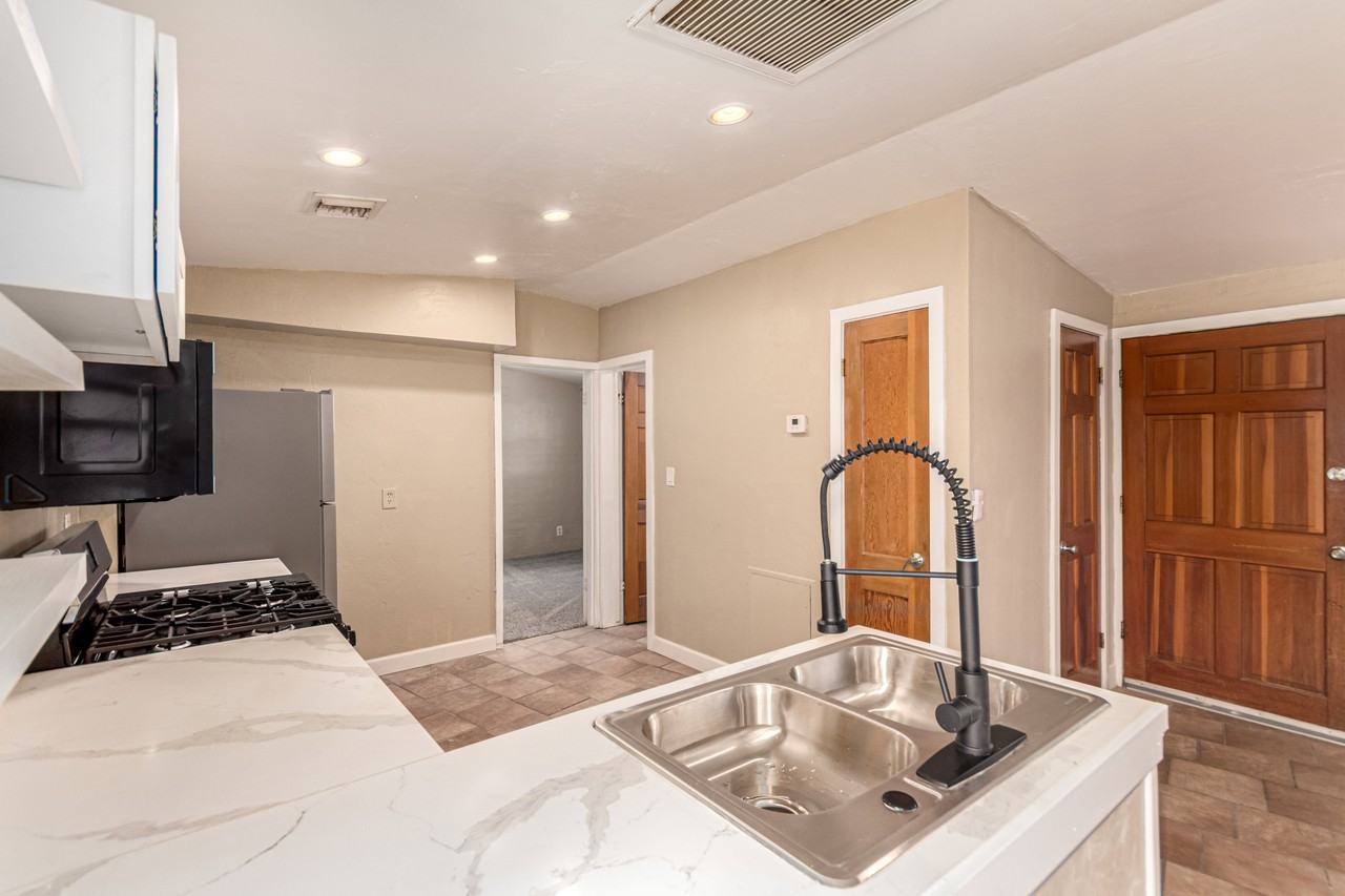 350 E Kelso St #1 - Photo 6 of 21