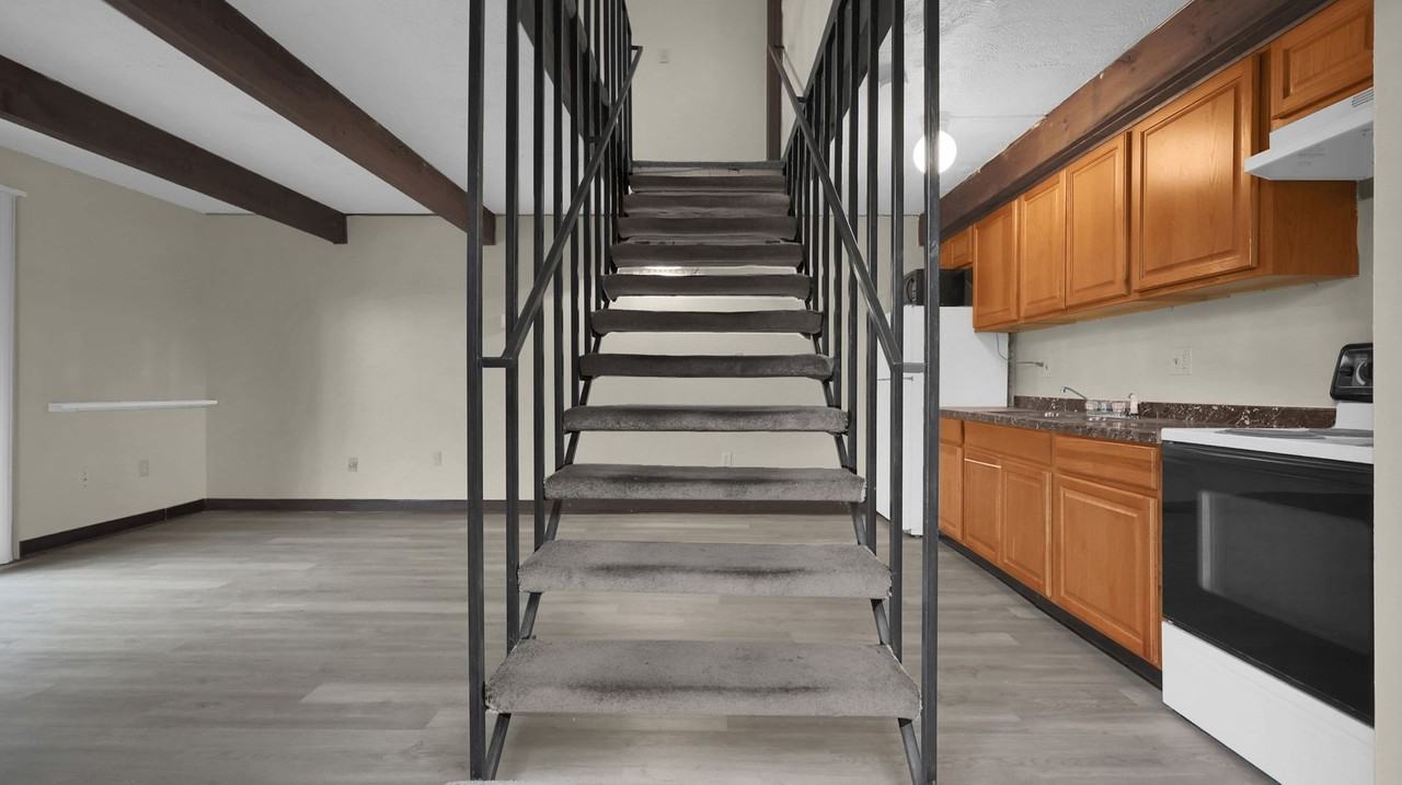 2483 Courtright Rd - Photo 4 of 24