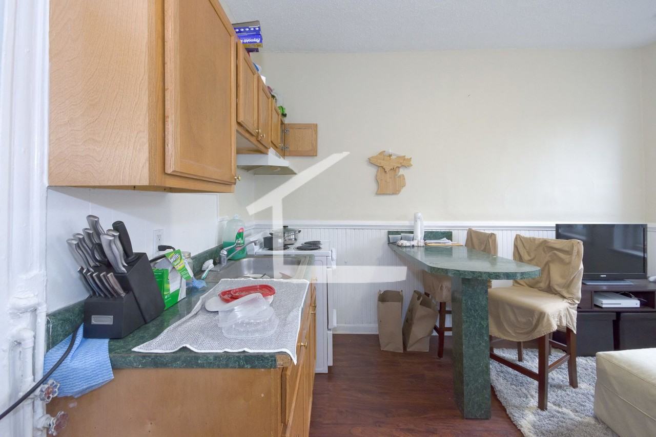885 Huntington Ave - Photo 5 of 10