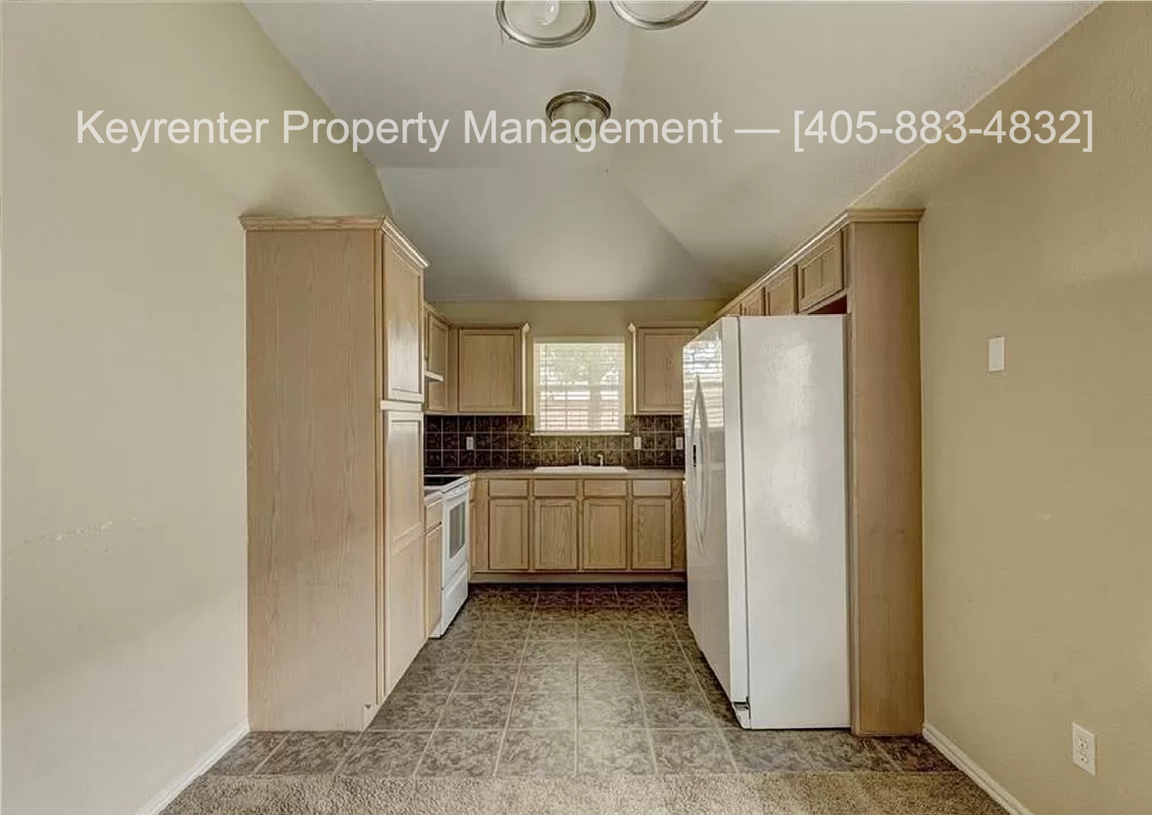 12328 Sw 5th St - Photo 6 of 35