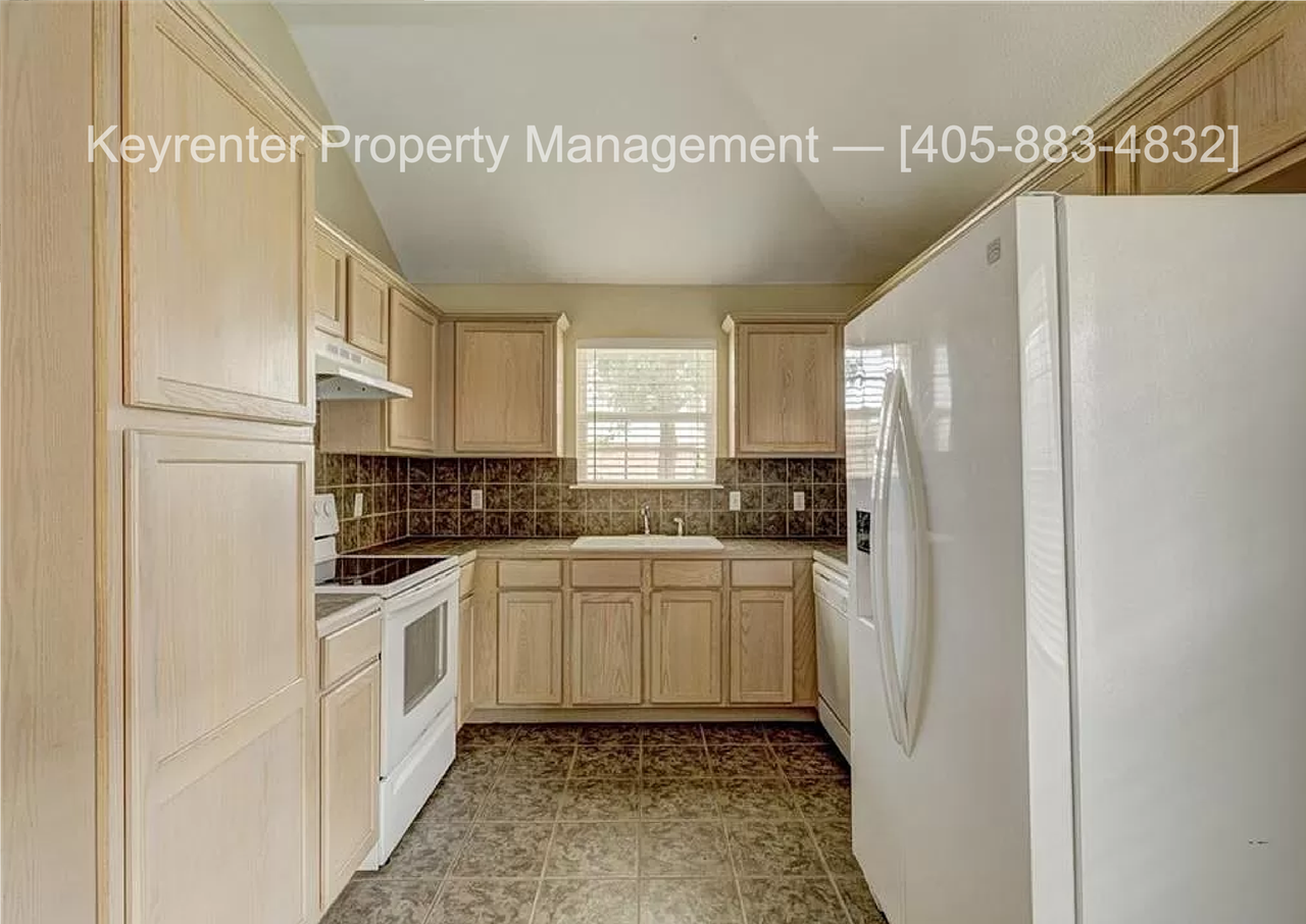 12328 Sw 5th St - Photo 7 of 35