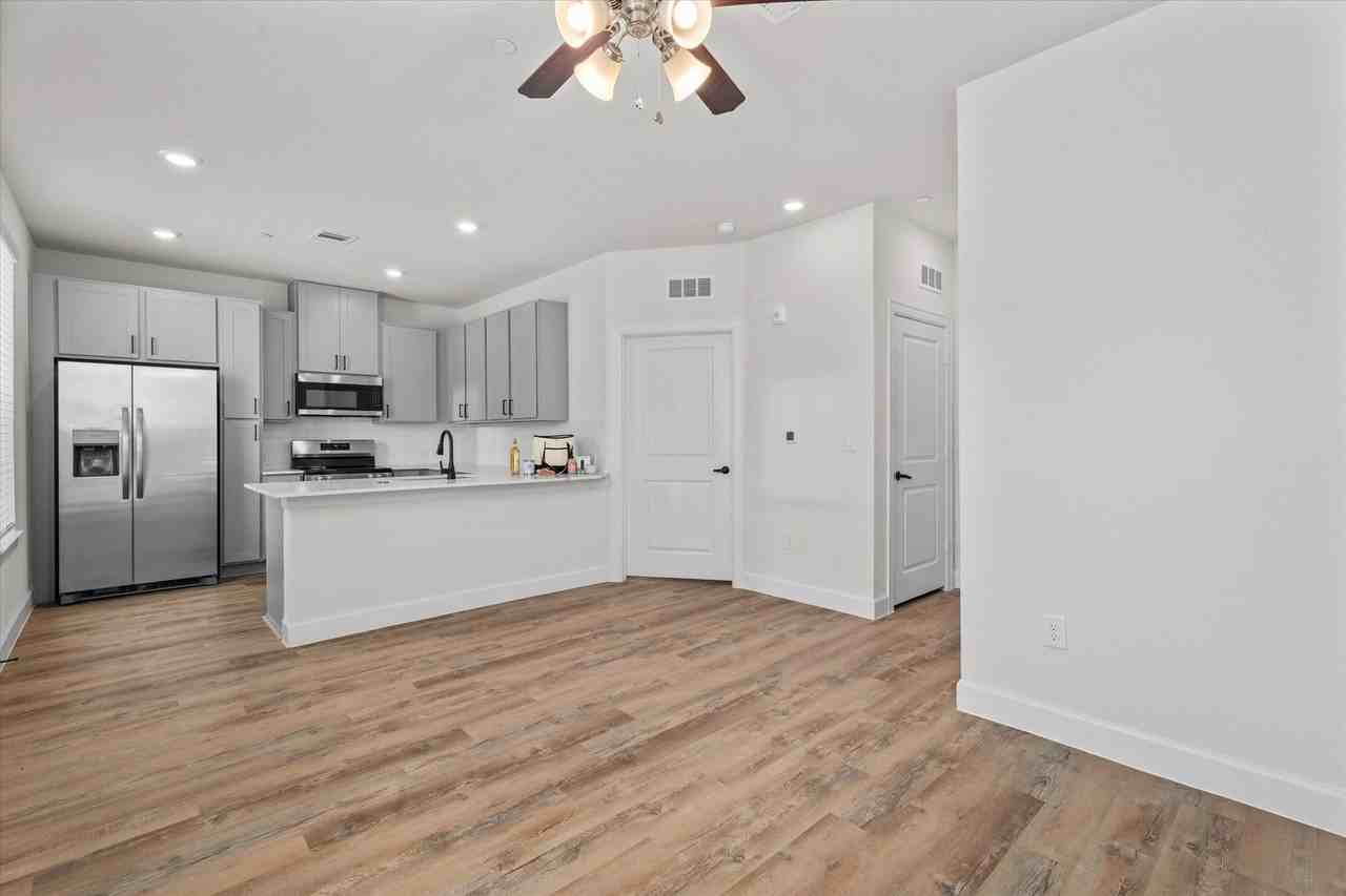 The Cottage Green Baytown - Photo 5 of 50