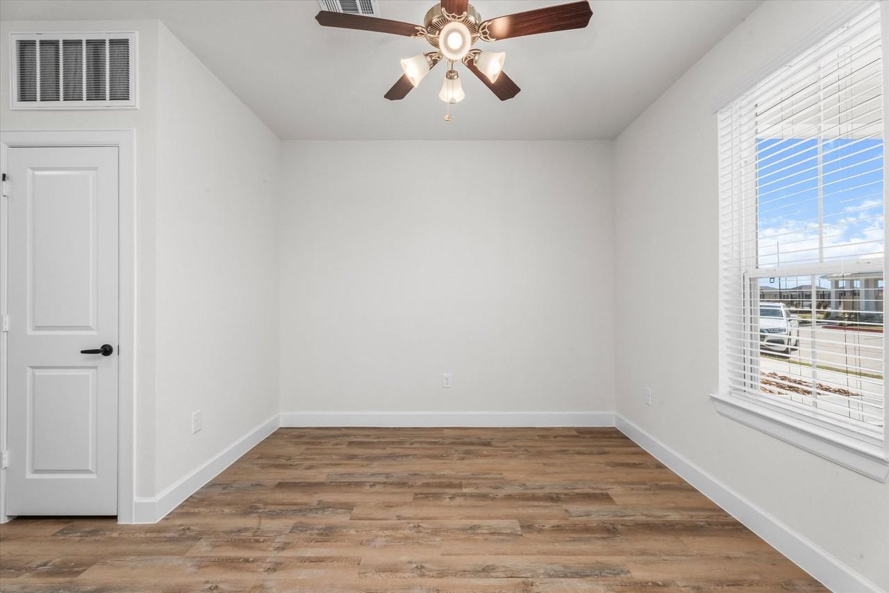 The Cottage Green Baytown - Photo 6 of 50