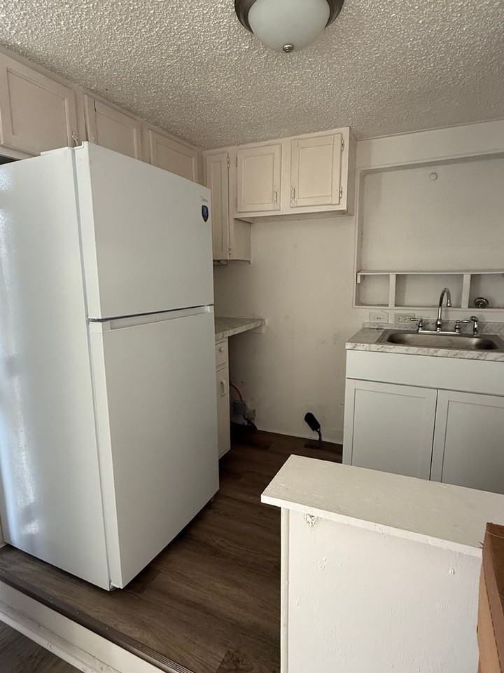 1023 S Millwood Ave #B - Photo 2 of 6