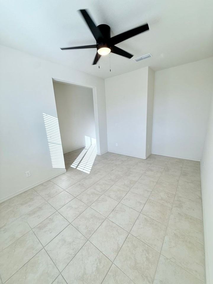 32209 N Daylight Dr - Photo 5 of 39