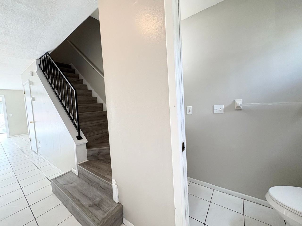 2977 Lowell Ct - Photo 3 of 24