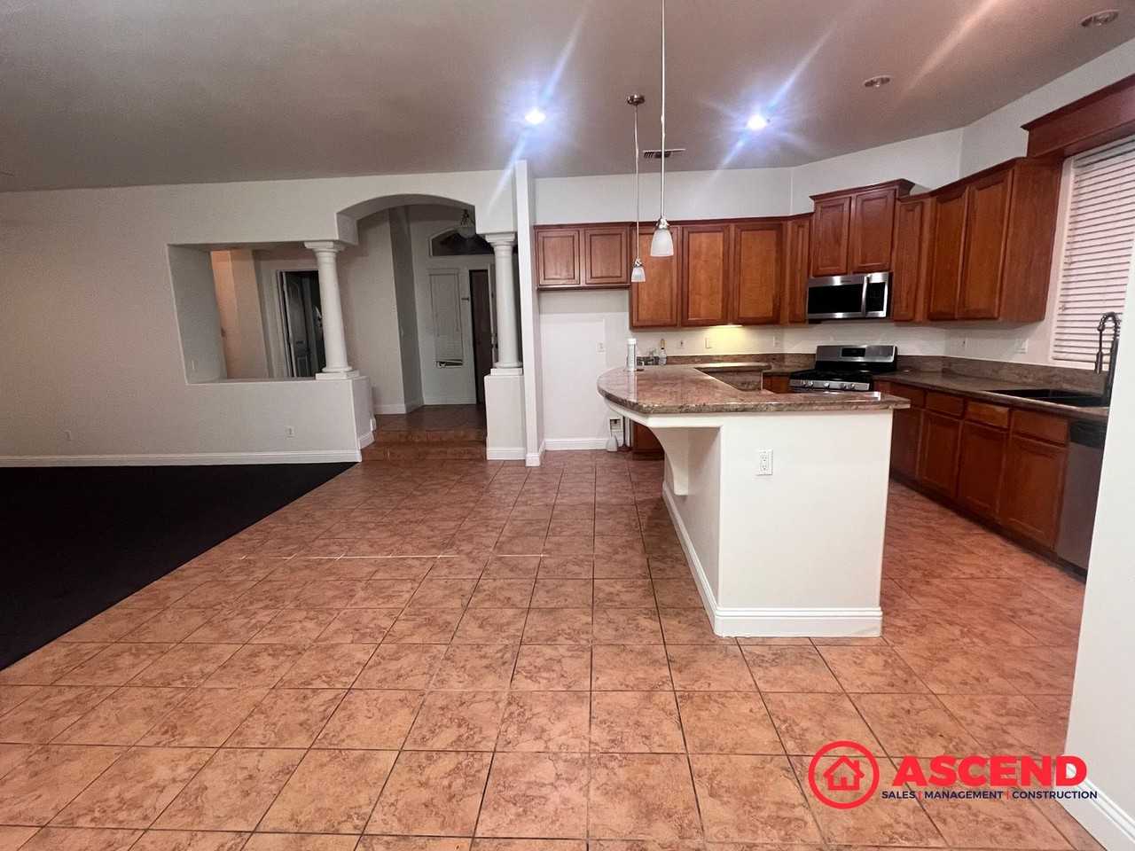 2922 Paradise Point Pl - Photo 2 of 9