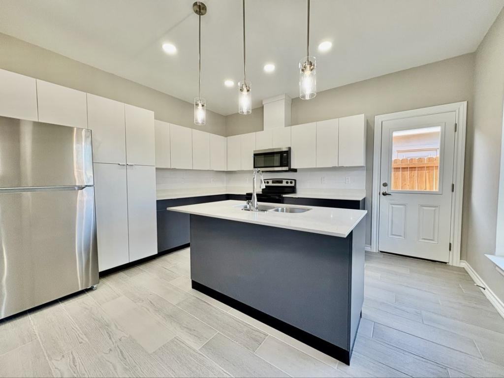 1413 S Yankton St - Photo 2 of 13