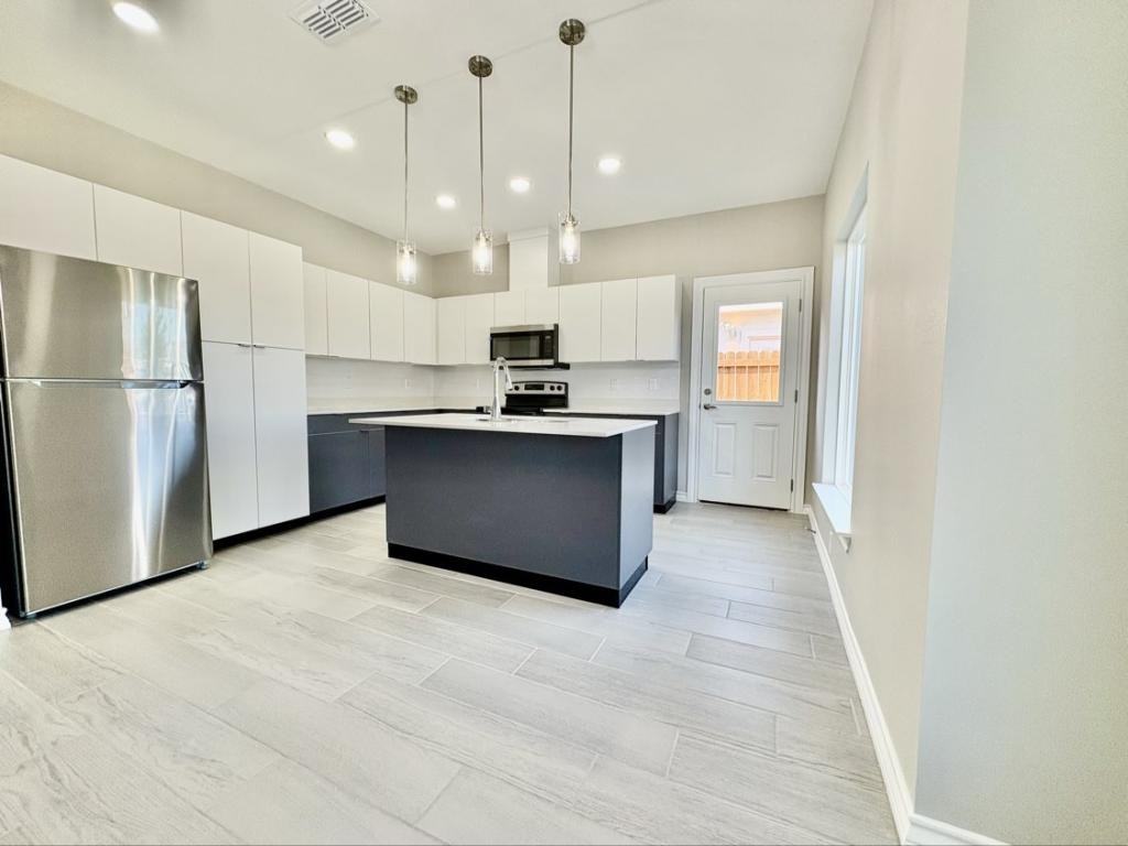 1413 S Yankton St - Photo 3 of 13