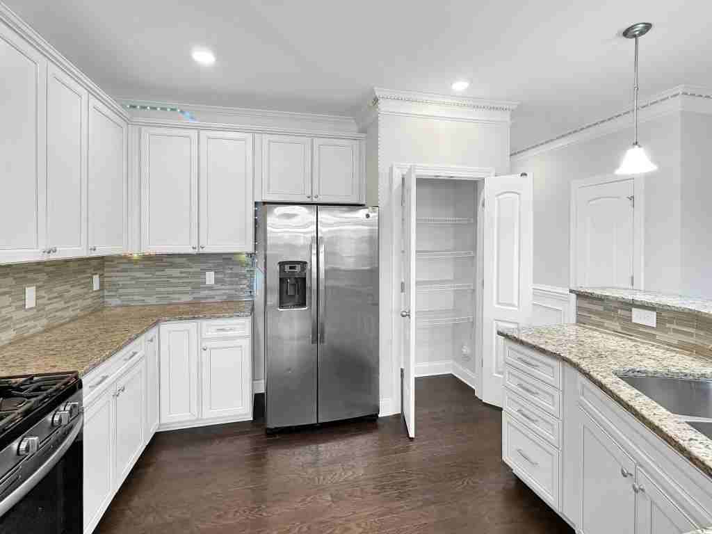 1102 Dartmouth Dr - Photo 7 of 30