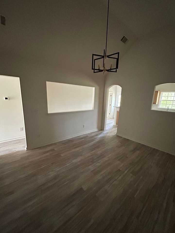 545 Carlton Pointe Dr - Photo 7 of 20