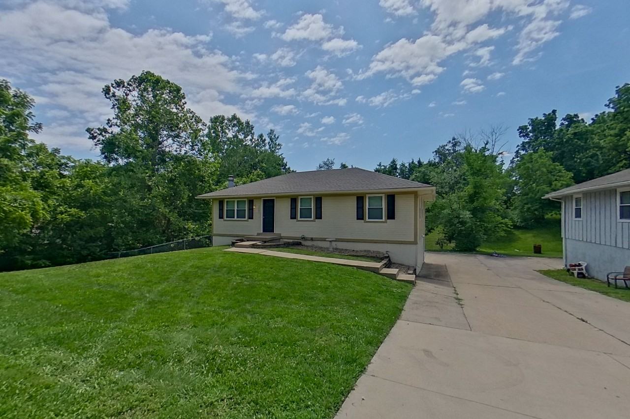 1705 Vilas St - Photo 2 of 25