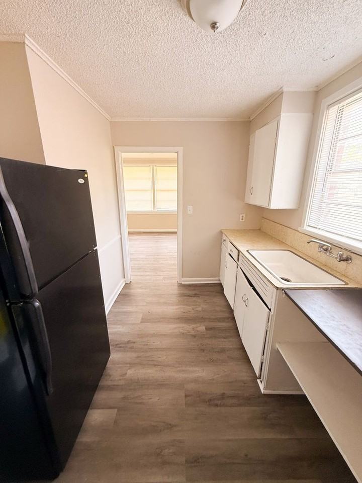 2111 Robin St - Photo 3 of 6