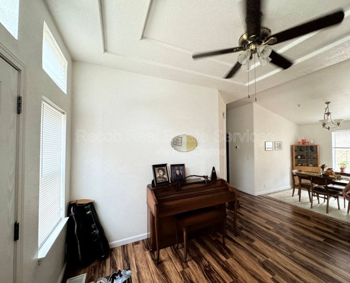 580 Silverbrook Dr - Photo 3 of 10