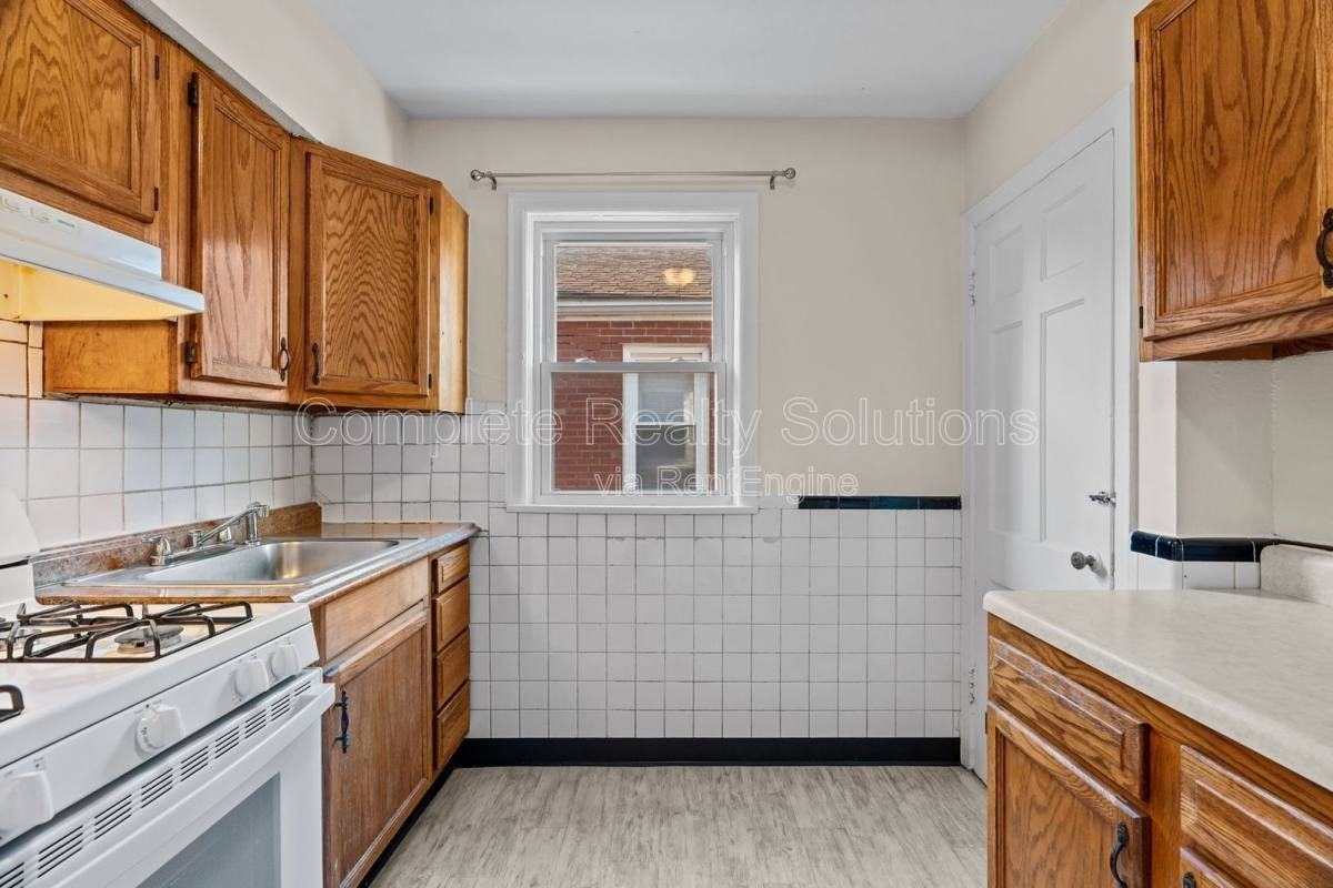 1258 Grant Dr - Photo 2 of 9