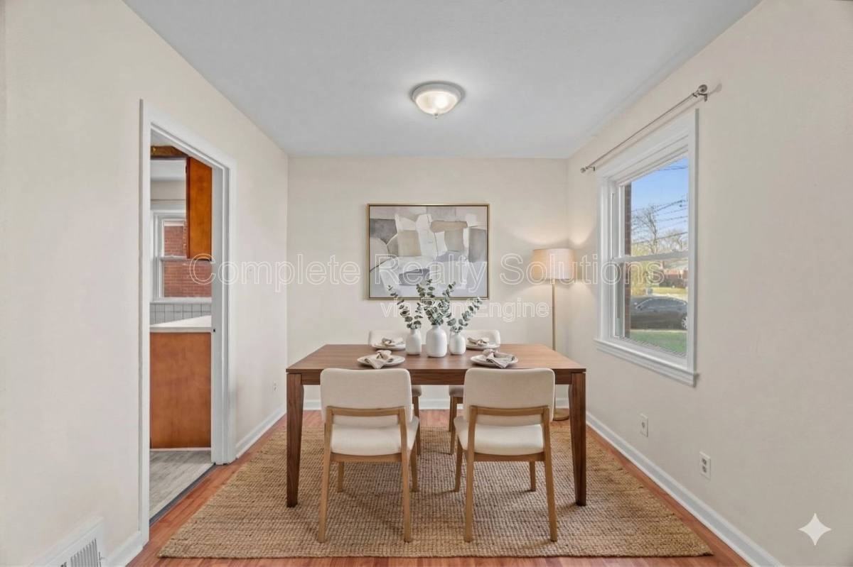 1258 Grant Dr - Photo 3 of 9