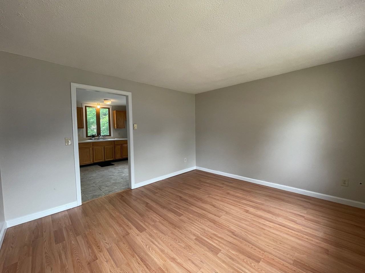 2 BR Duplex in Springfield ! - Photo 2 of 32