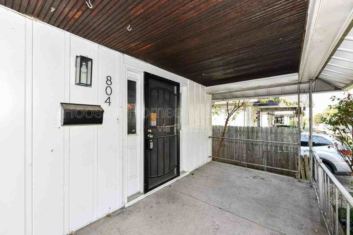 802 N Denny St #804 - Photo 2 of 9