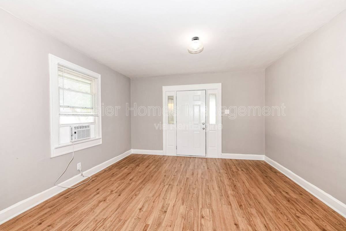 802 N Denny St #804 - Photo 3 of 9