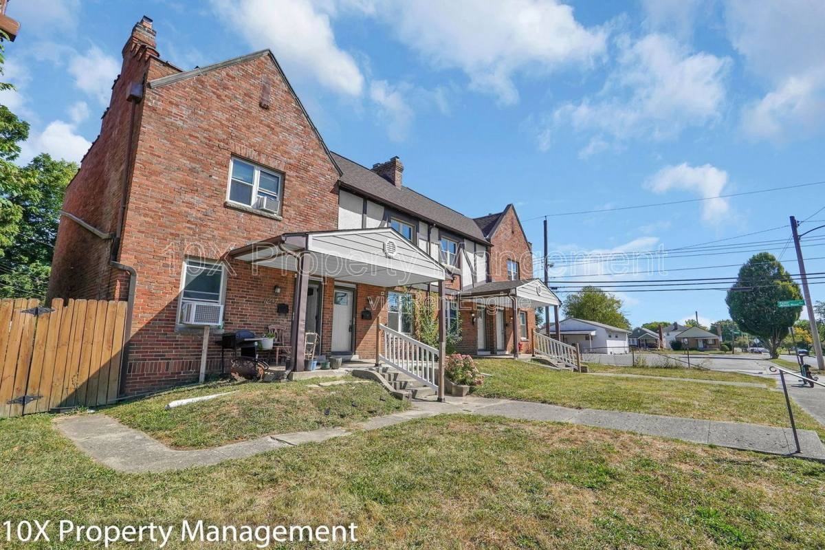 1656 E Sycamore St - Photo 2 of 9