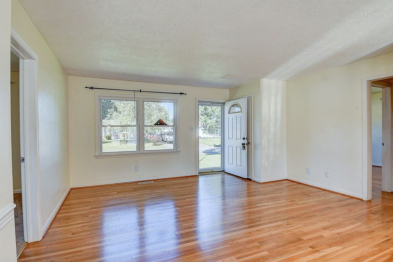 3817 Colonial Pkwy - Photo 7 of 32