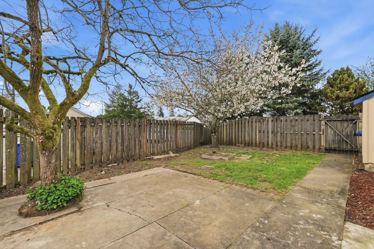 313 S Nectarine St - Photo 5 of 20