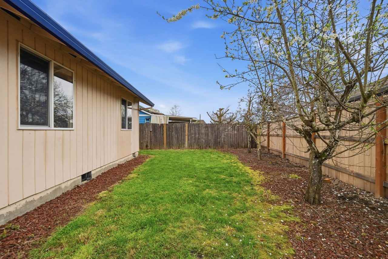 313 S Nectarine St - Photo 6 of 20