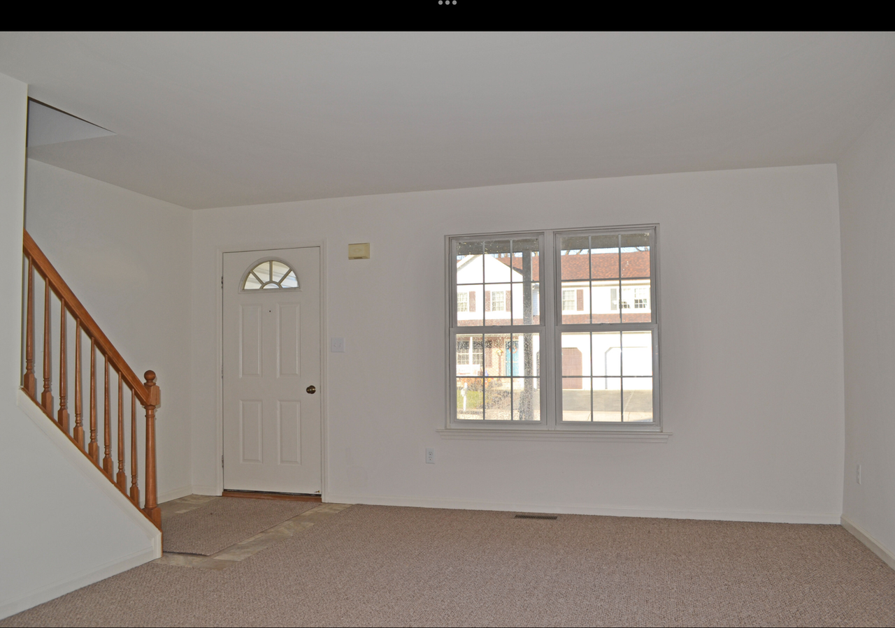 248 Bainbridge Cir - Photo 2 of 15