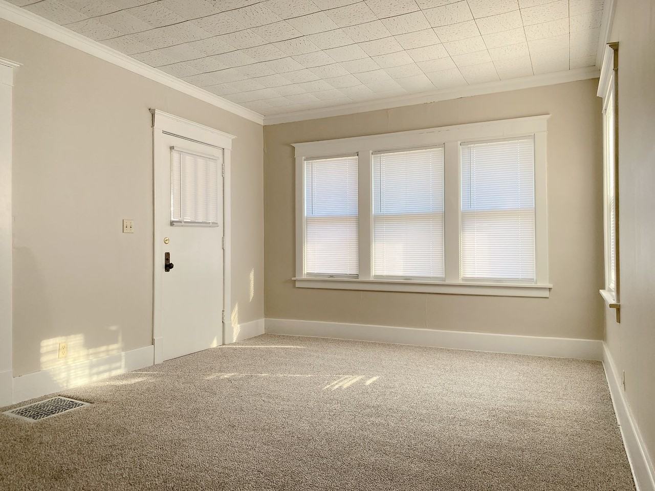 2436 Laurel Ave - Photo 3 of 39