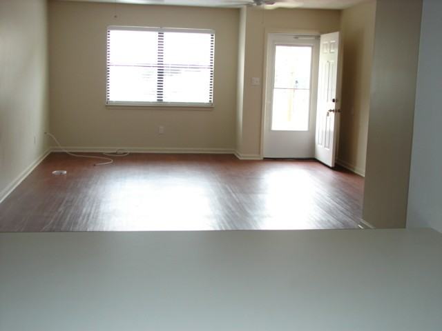 347 Mercedes Ave - Photo 2 of 8