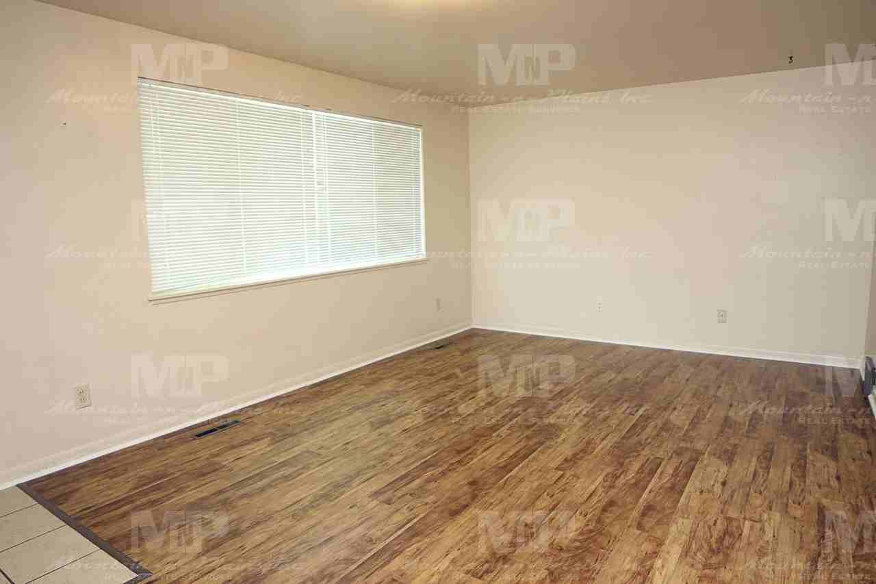 323 W Mulberry St - Photo 3 of 12