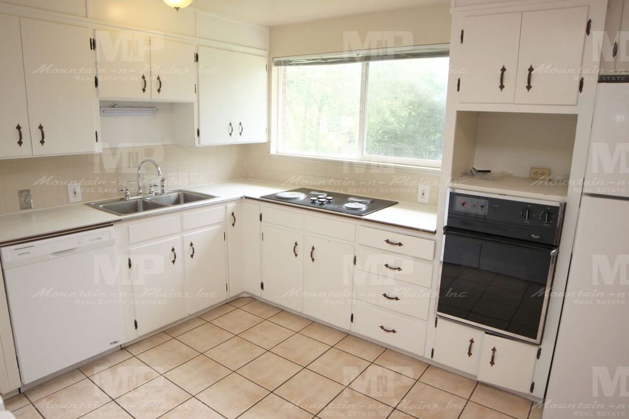 323 W Mulberry St - Photo 4 of 12