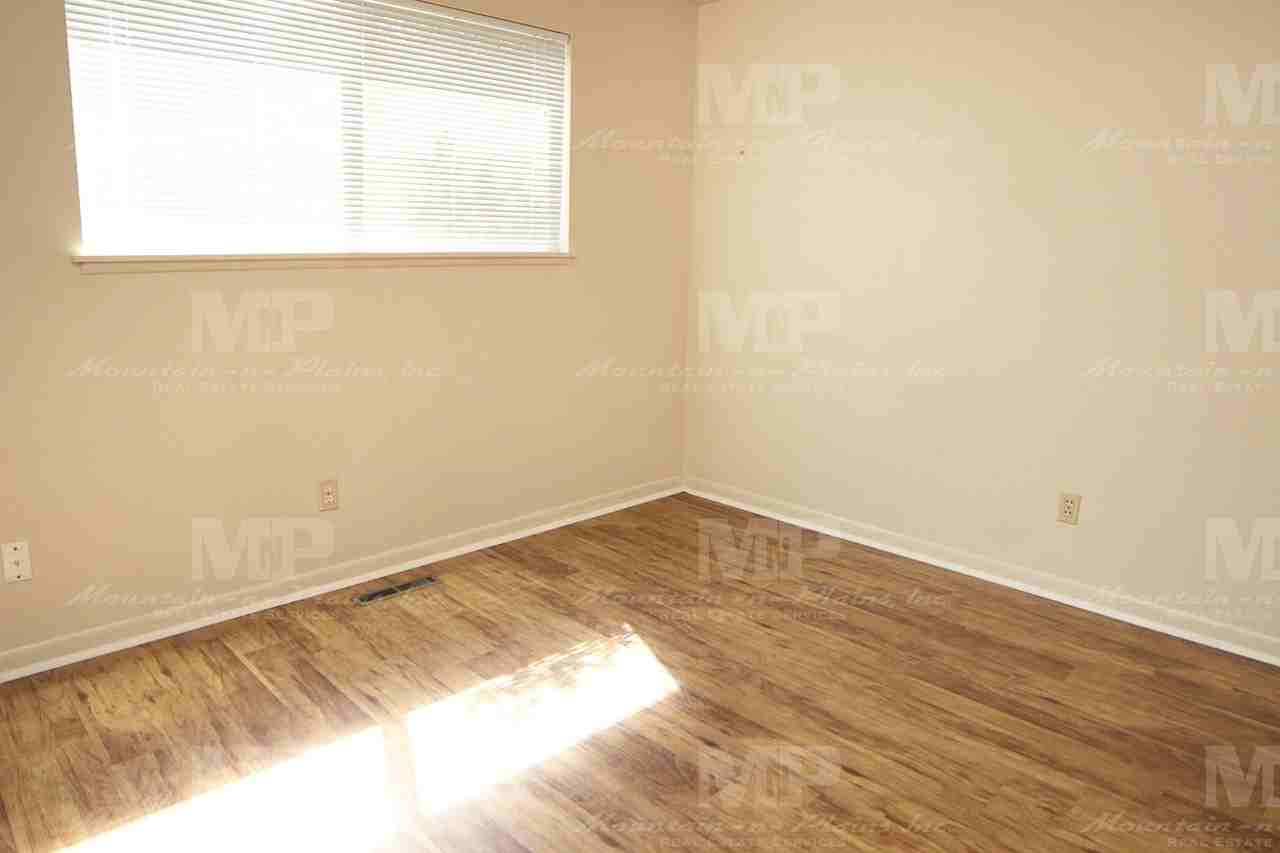 323 W Mulberry St - Photo 6 of 12