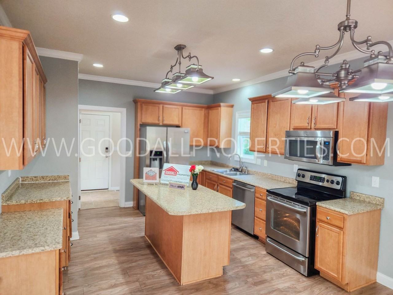 195 Broderick Dr - Photo 5 of 33