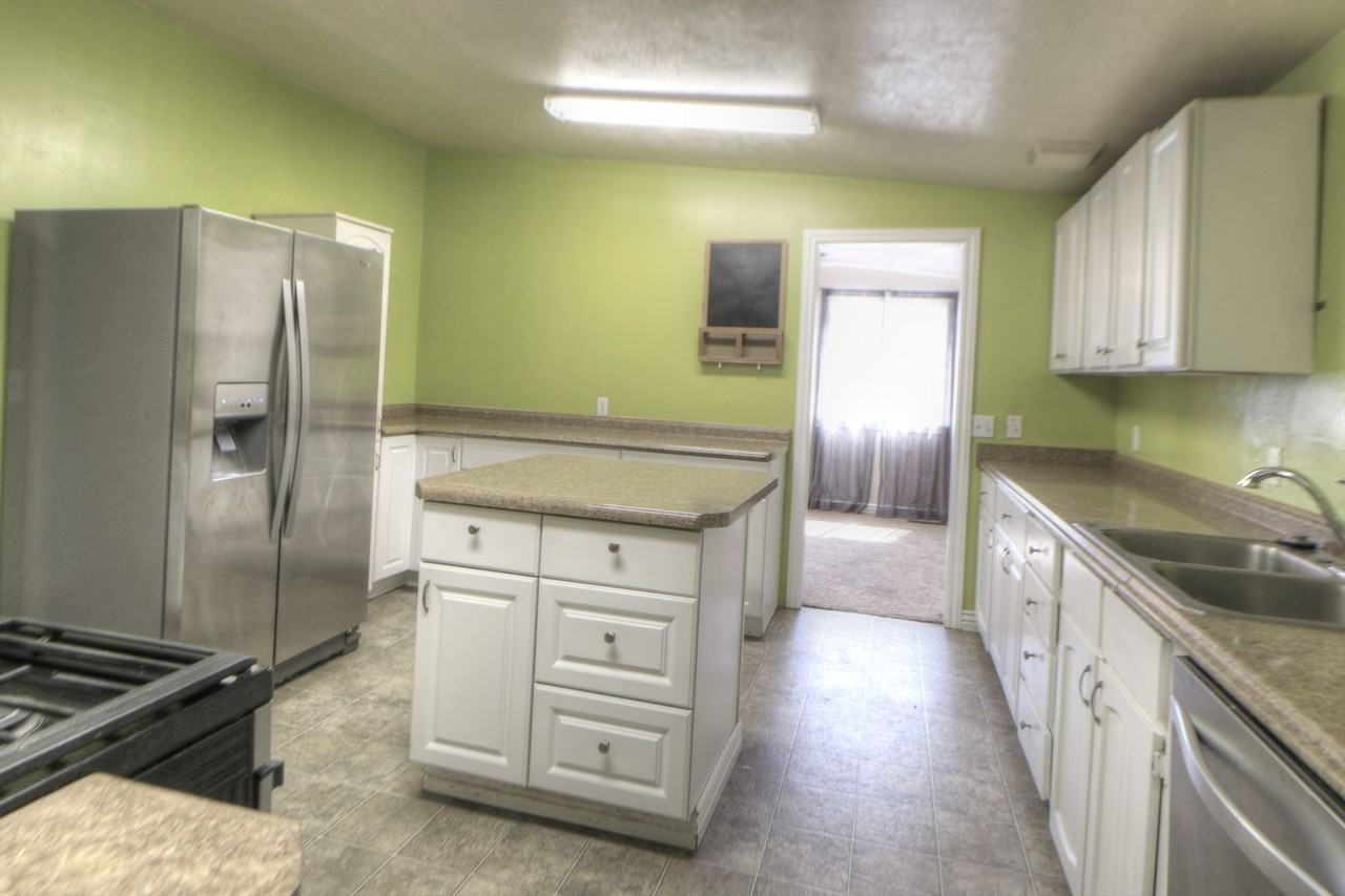 275 Robinson Ave - Photo 3 of 23