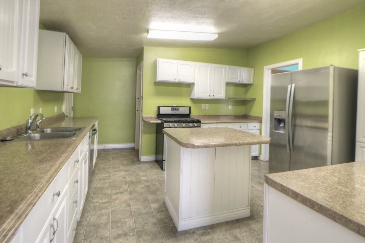 275 Robinson Ave - Photo 4 of 23