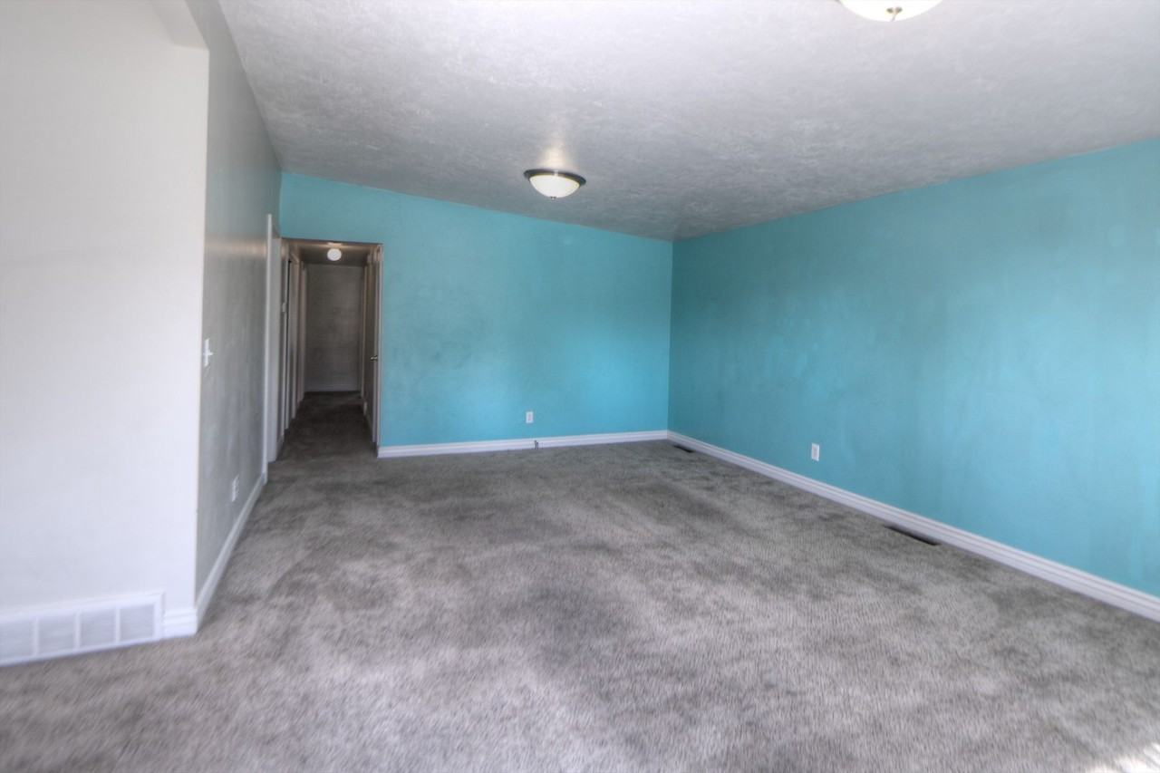 275 Robinson Ave - Photo 6 of 23