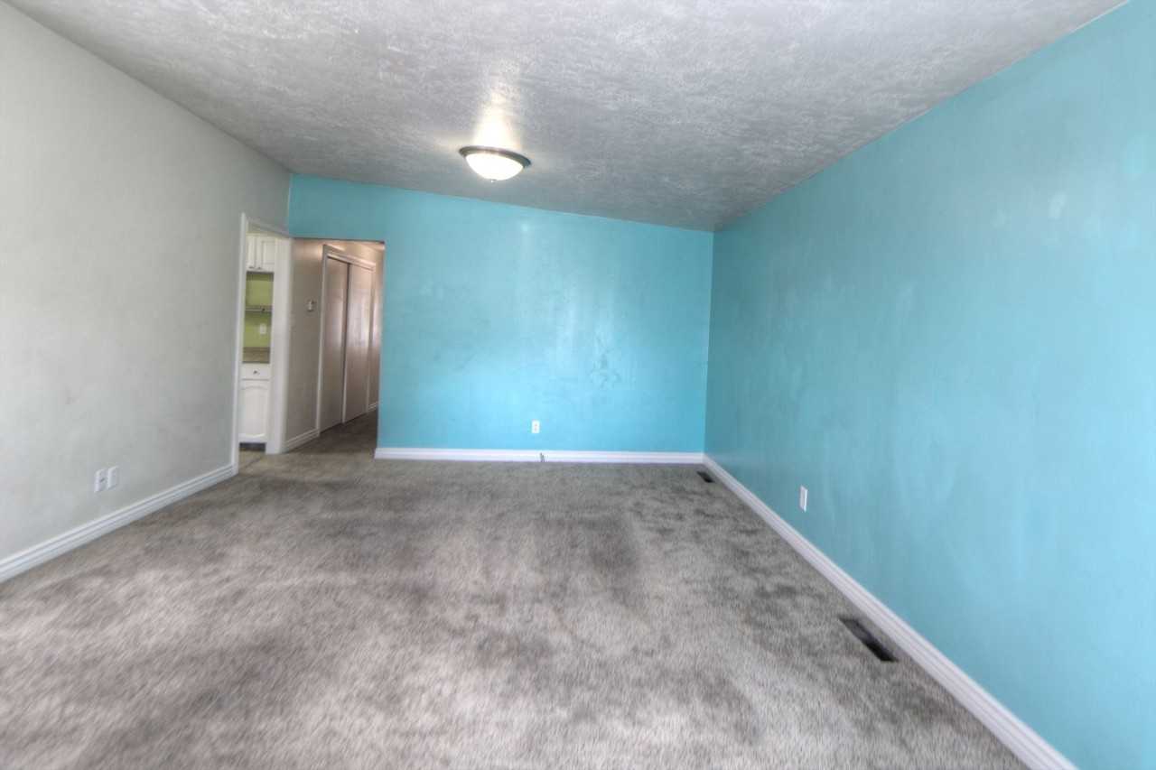 275 Robinson Ave - Photo 7 of 23