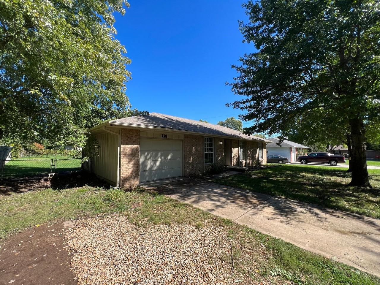 114 N Kyle Ave - Photo 2 of 17