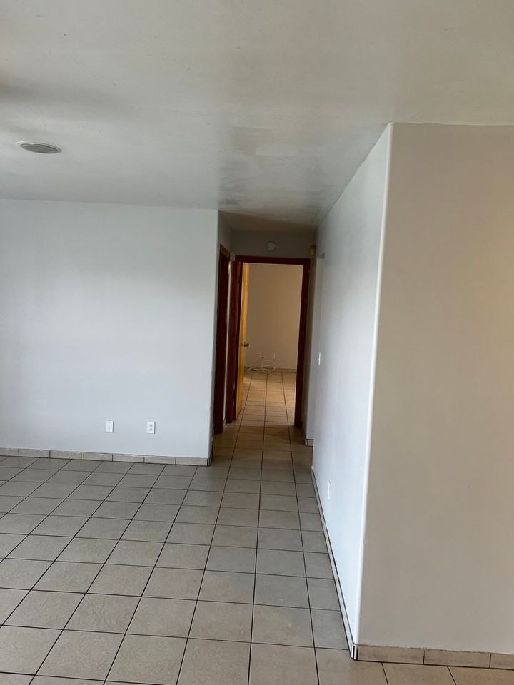 817 Sw Nichols Ter - Photo 4 of 30