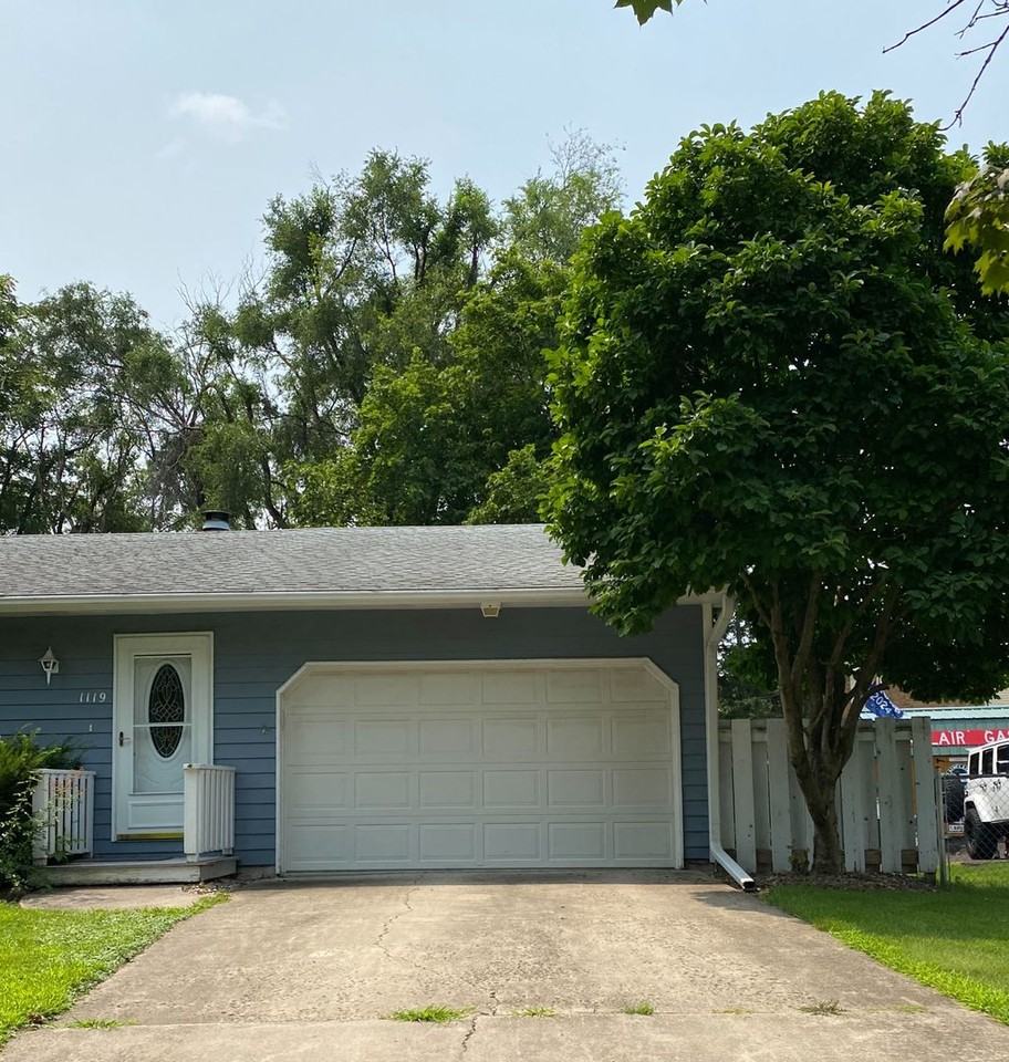 1119 Parliament Rd - Photo 2 of 11