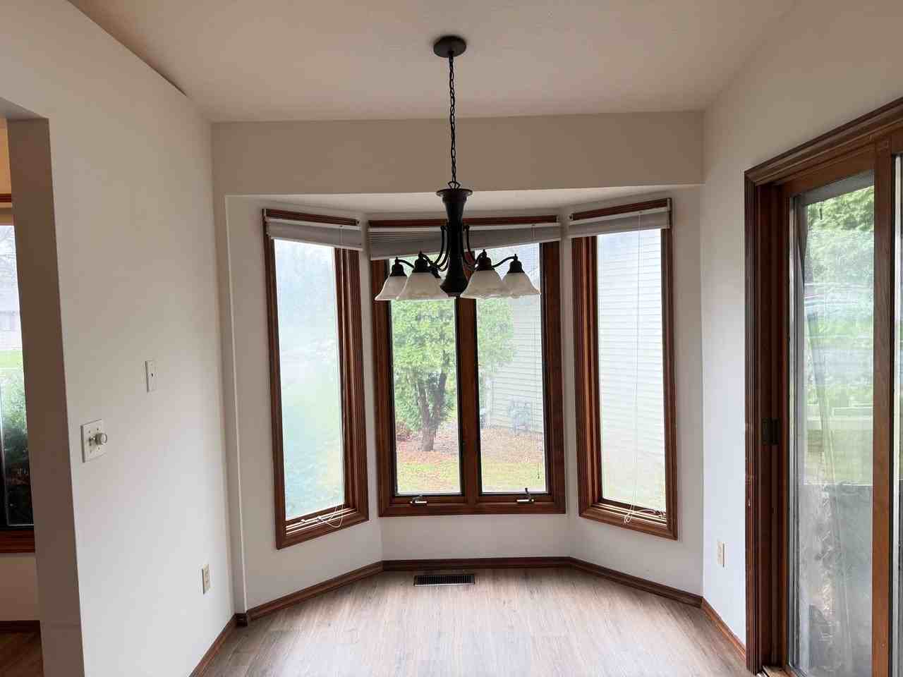 1119 Parliament Rd - Photo 3 of 11